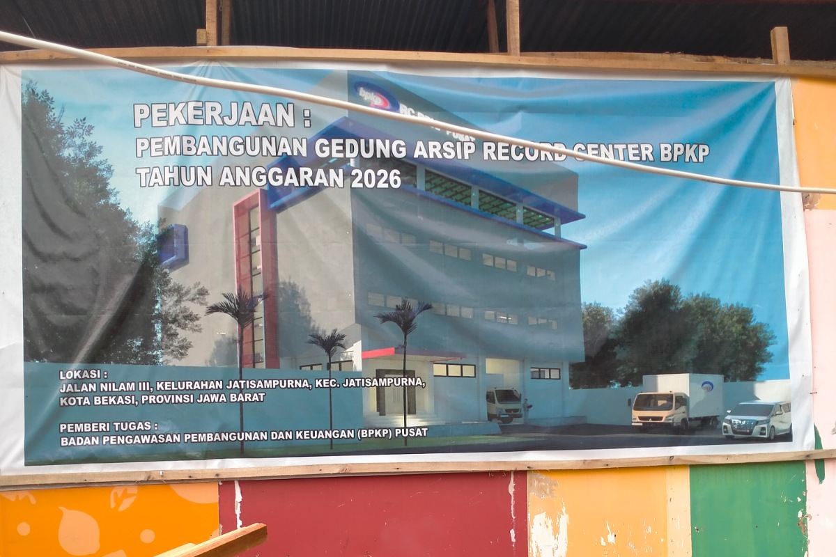 Papan plang pembangunan proyek gedung arsip BPKP di Jatisampurna.